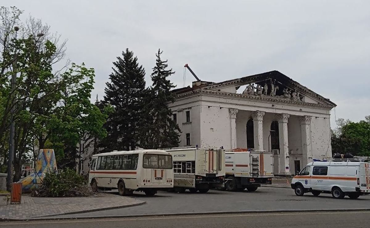 Из-под завалов Мариупольского драмтеатра оккупанты уже несколько дней вывозят тела погибших