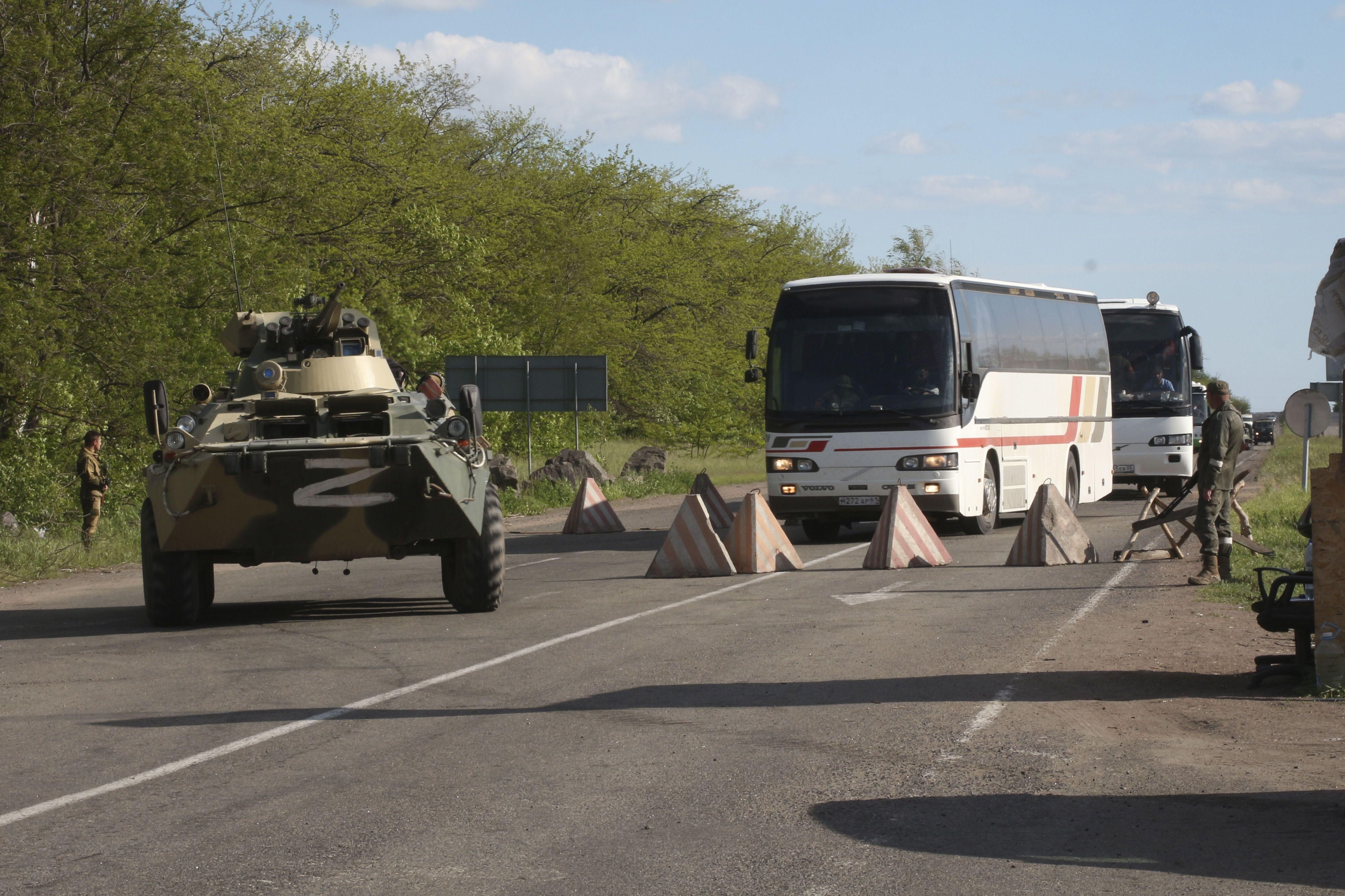 З "Азовсталі" вийшли близько 1700 військових, Росія перекине сили з міста, – розвідка Британії