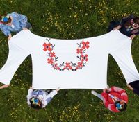 Українська біженка в Кембриджі виготовила гігантську вишиванку: приголомшливі фото
