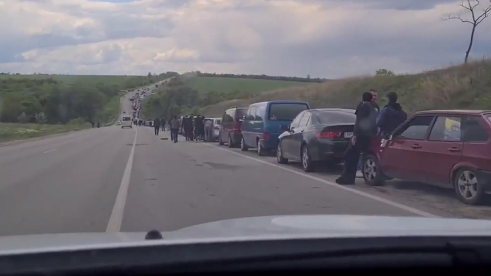 Колонны авто до сих пор стоят в районе Васильевки: оккупанты не выпускают их ни в одну из сторон