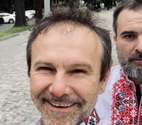 Двоє братів – два настрої: Святослав Вакарчук показав рідкісне сімейне фото у вишиванках