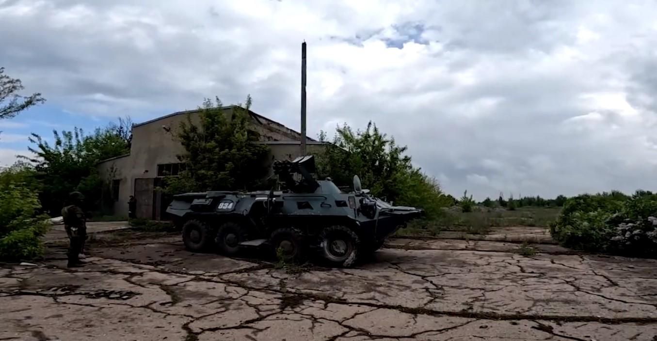 Оккупанты притащили в Украину БТР, который на 6 километров транслирует гимн СССР Оккупанты притащили в Украину БТР, который на 6 километров транслирует гимн СССР