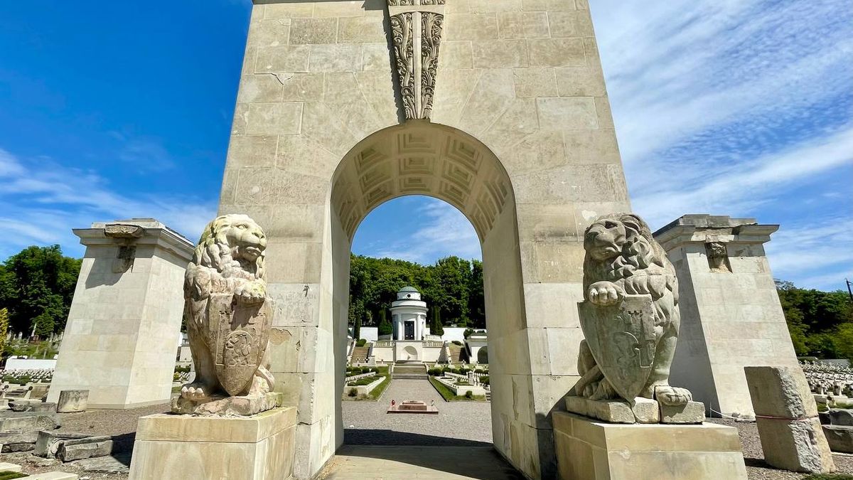 На Польських військових похованнях у Львові відкрили скульптури левів