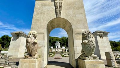 На Польських військових похованнях у Львові відкрили скульптури левів