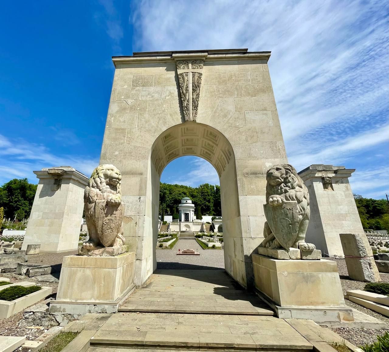 На Польских военных захоронениях во Львове открыли скульптуры львов На Польских военных захоронениях во Львове открыли скульптуры львов