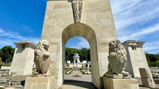 На Польских военных захоронениях во Львове открыли скульптуры львов