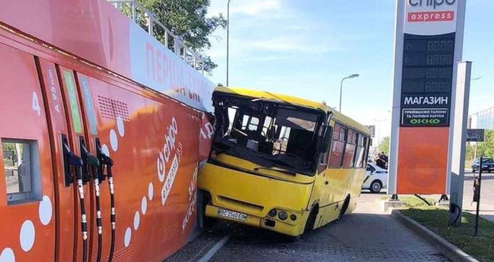 Маршрутка въехала в колонку на АЗС во Львове: 6 пассажиров пострадали