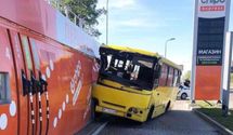 Маршрутка въехала в колонку на АЗС во Львове: 6 пассажиров пострадали