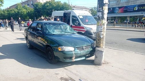 Авто в'їхало у людей на автобусній зупинці у Запоріжжі: є постраждалі