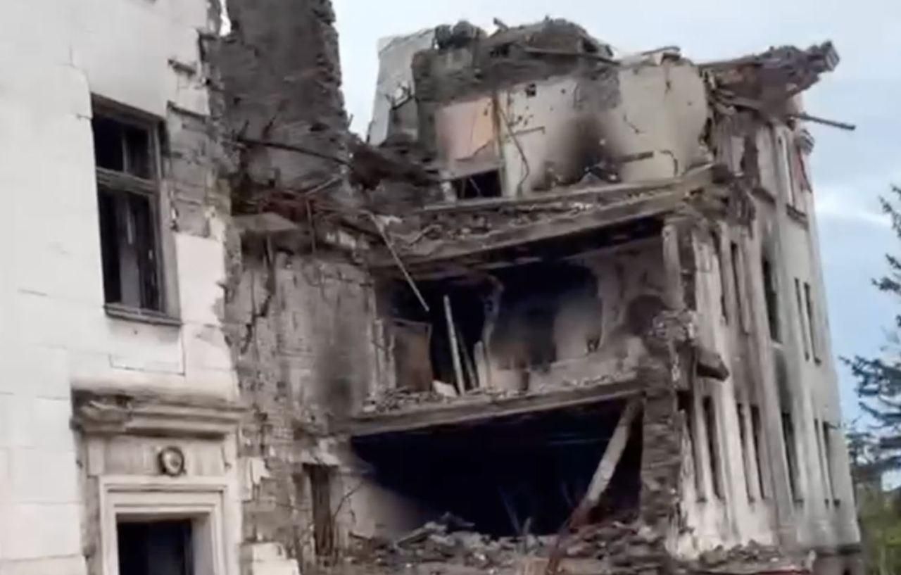 Росіяни розібрали завали Драмтеатру у Маріуполі: тепер встановити кількість жертв неможливо Росіяни розібрали завали Драмтеатру у Маріуполі: тепер встановити кількість жертв неможливо