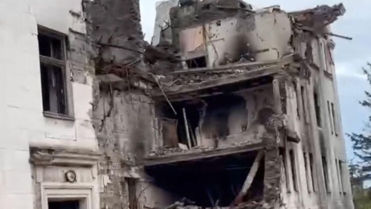 Росіяни розібрали завали Драмтеатру у Маріуполі: тепер встановити кількість жертв неможливо