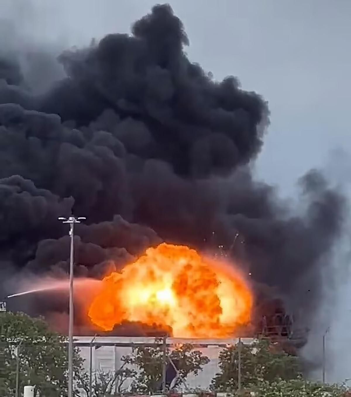 Пожар возле аэропорта Женевы: над аэродромом клубок дыма, а самолеты не могут сесть или взлететь Пожар возле аэропорта Женевы: над аэродромом клубок дыма, а самолеты не могут сесть или взлететь