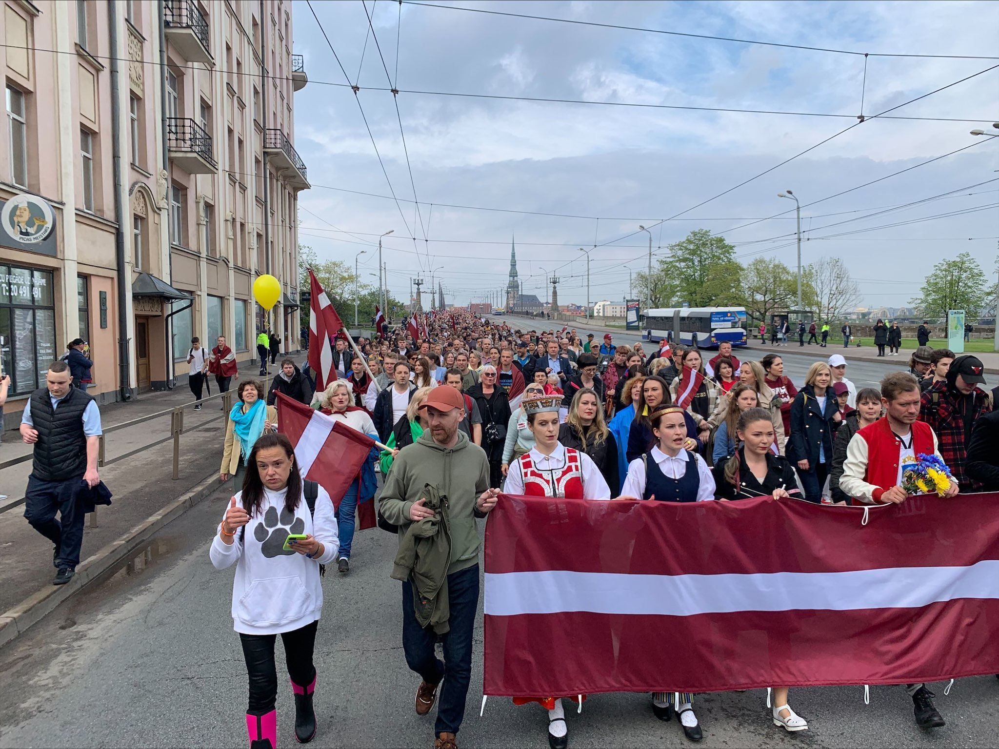 У Ризі кілька тисяч людей вийшли на вулиці: вимагають позбутися спадщини СРСР У Ризі кілька тисяч людей вийшли на вулиці: вимагають позбутися спадщини СРСР