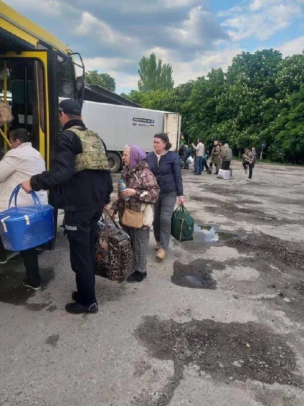 В Луганской области эвакуировали 38 человек, среди них – 12 детей