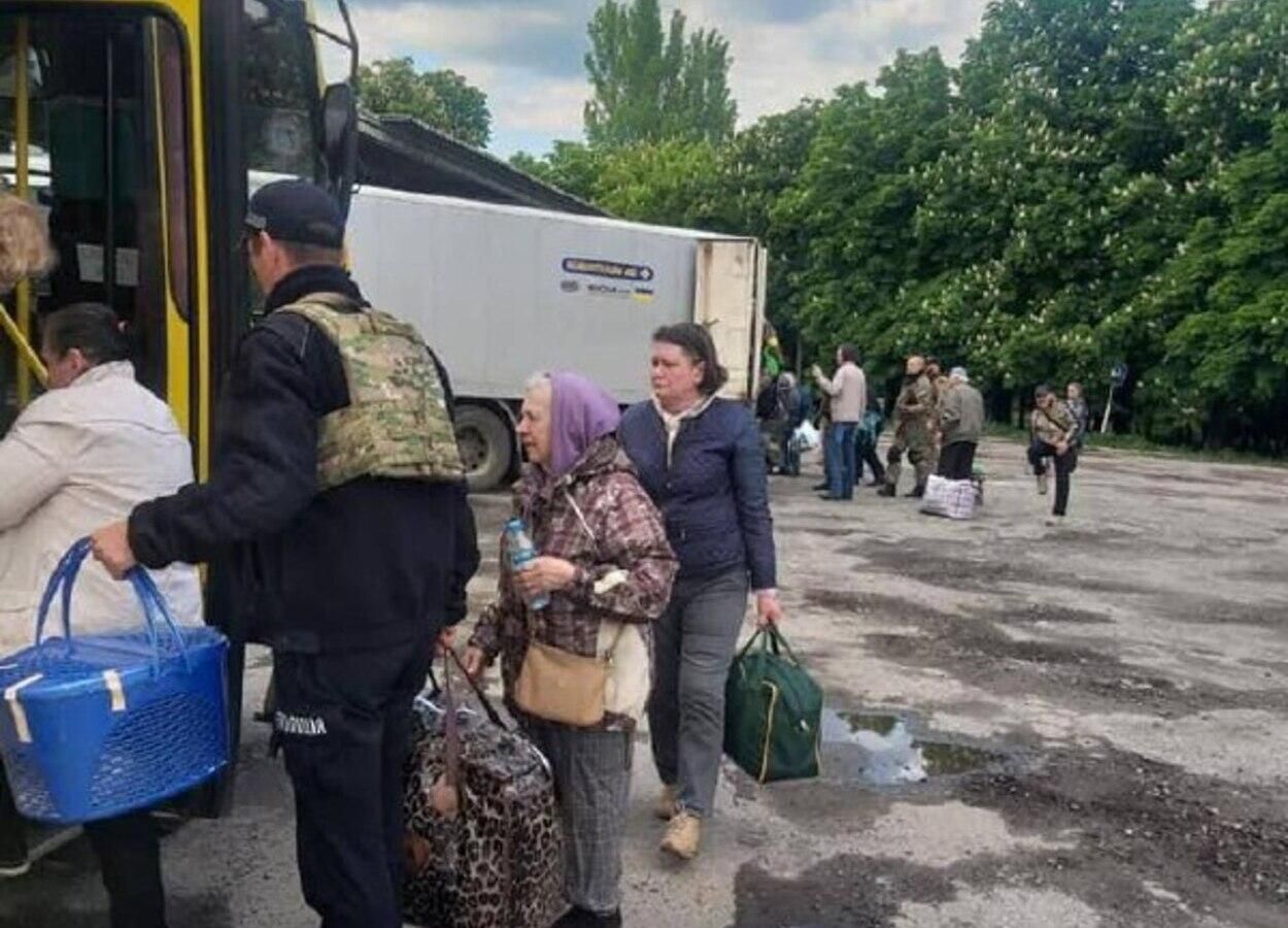 На Луганщине эвакуировали 38 человек, среди них – 12 детей