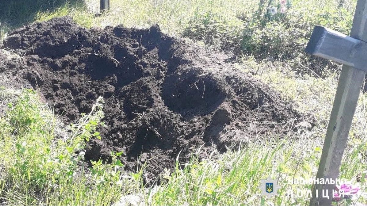 На Харківщині люди самотужки поховали окупантів, яких "свої" кинули просто згнивати