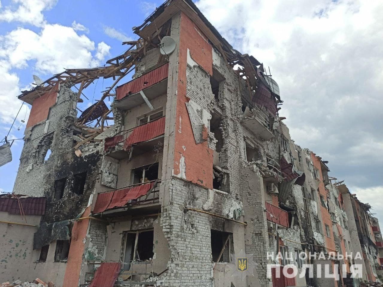 Росіяни обстріляли школу у Сєвєродонецьку: загинула жінка та її син