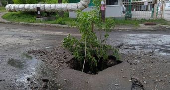 Несколько противнее "хлопка": в Саратове посреди города забил фонтан из канализации