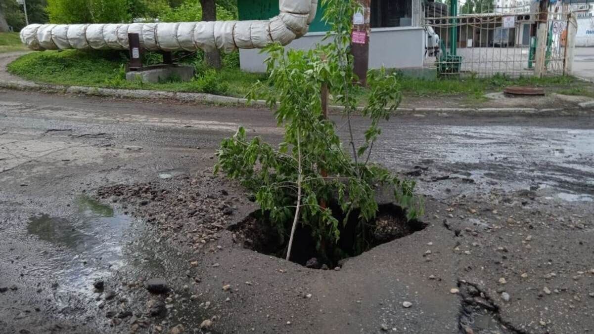 Несколько противнее "хлопка": в Саратове посреди города забил фонтан из канализации