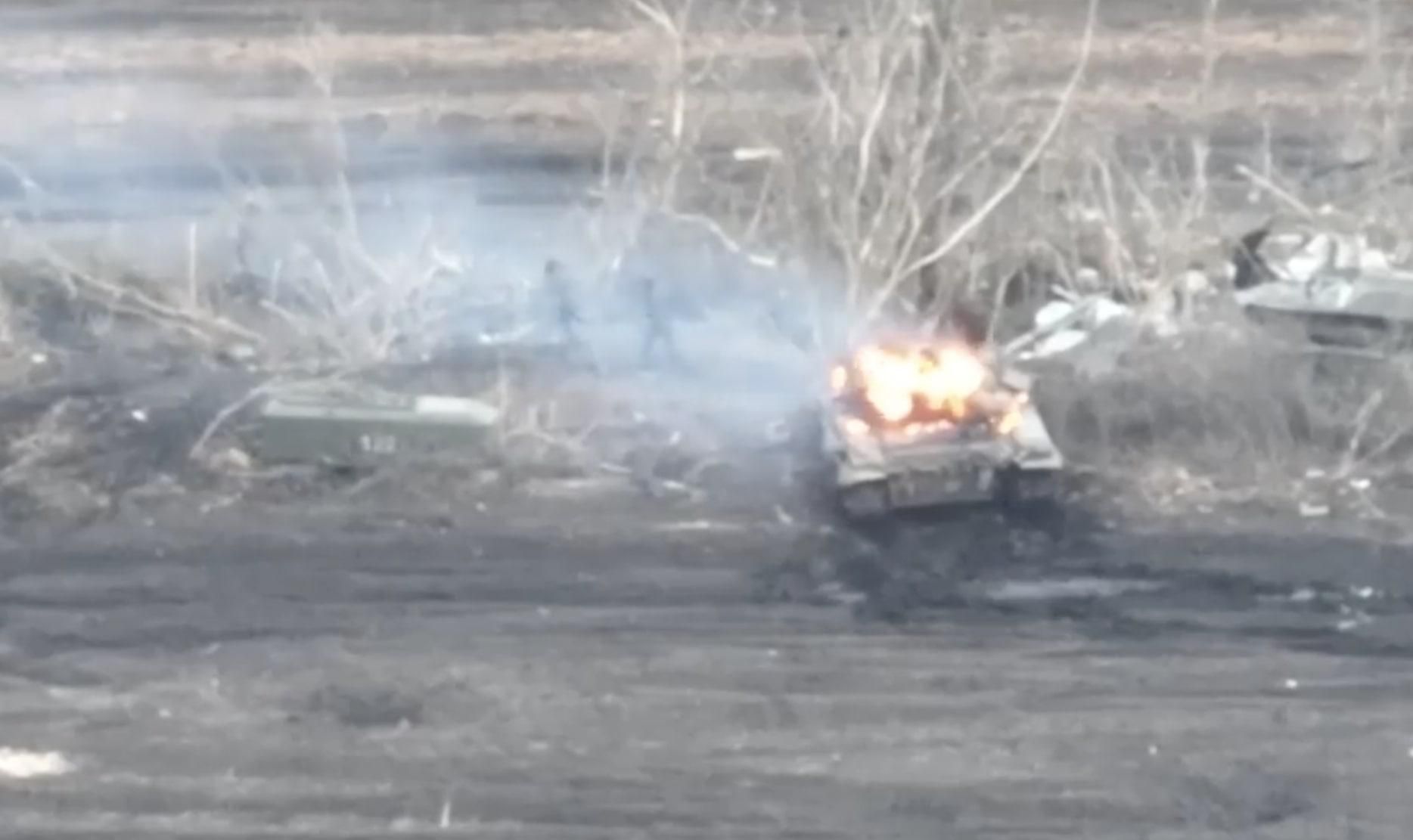 Техніка палає, а окупанти перелякано розбігаються: ЗСУ показали, як б'ють ворога на Сході Техніка палає, а окупанти перелякано розбігаються: ЗСУ показали, як б'ють ворога на Сході