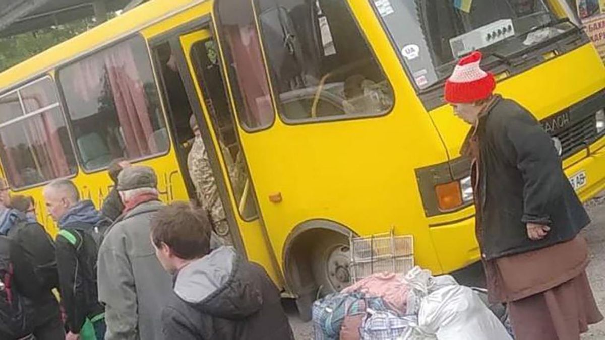 Обстріли на Луганщині не припиняються навіть на годину: попри це вдалося евакуювати 57 людей