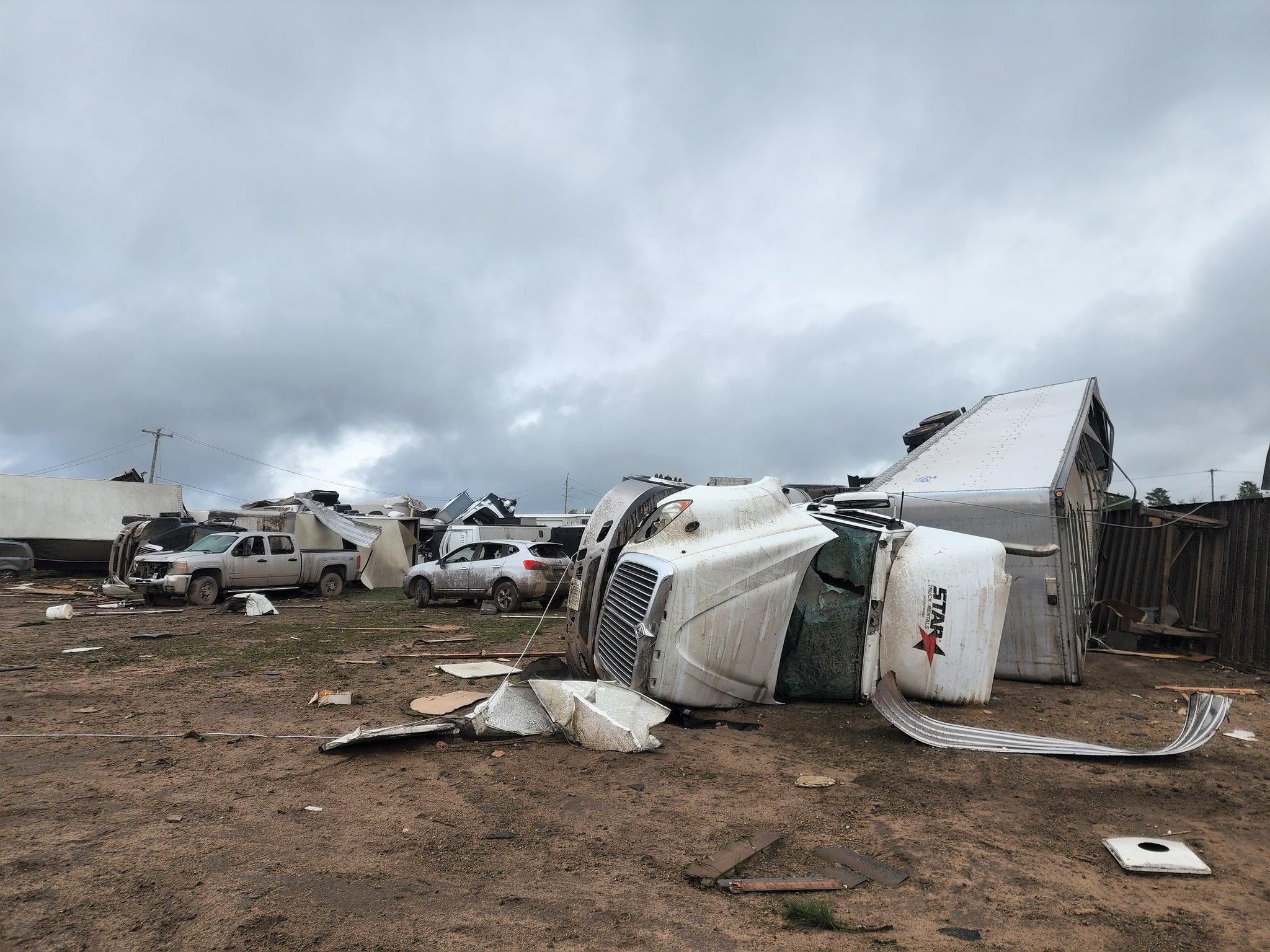 Не лише в Європі: потужний ураган наробив лиха у Мічигані – жахливі фото, відео Не лише в Європі: потужний ураган наробив лиха у Мічигані – жахливі фото, відео