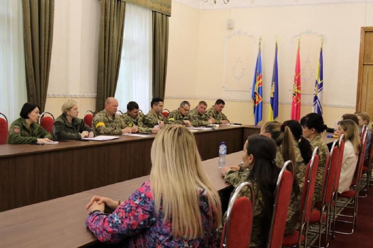 Верещук зустрілась з рідними полонених морпіхів з "Азовсталі" Верещук зустрілась з рідними полонених морпіхів з "Азовсталі"