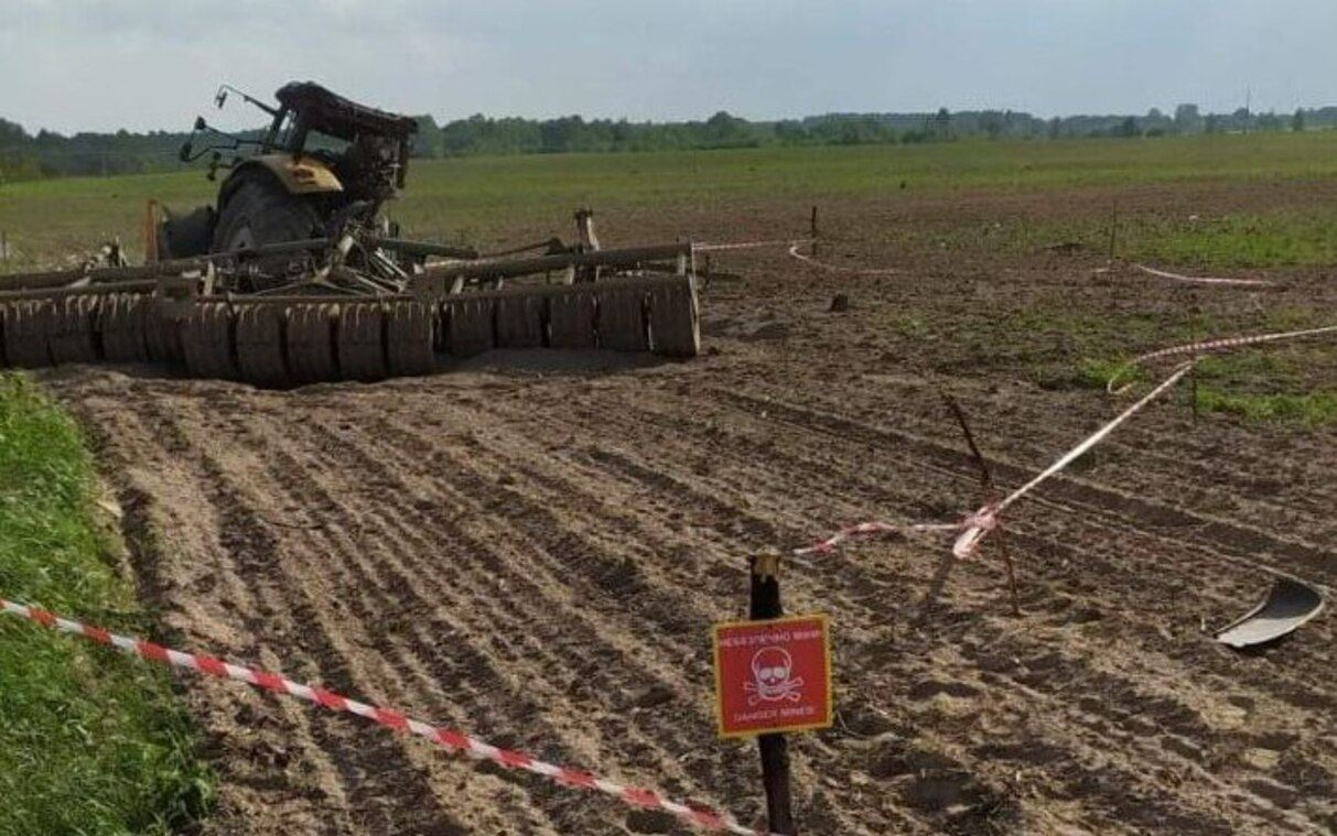 В Киевской области трактор наехал на мину: пострадавшего водителя госпитализировали