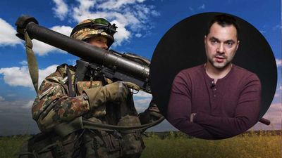 Якщо перемовини з Росією проваляться, Україна забиратиме Донбас військовим шляхом, – Арестович