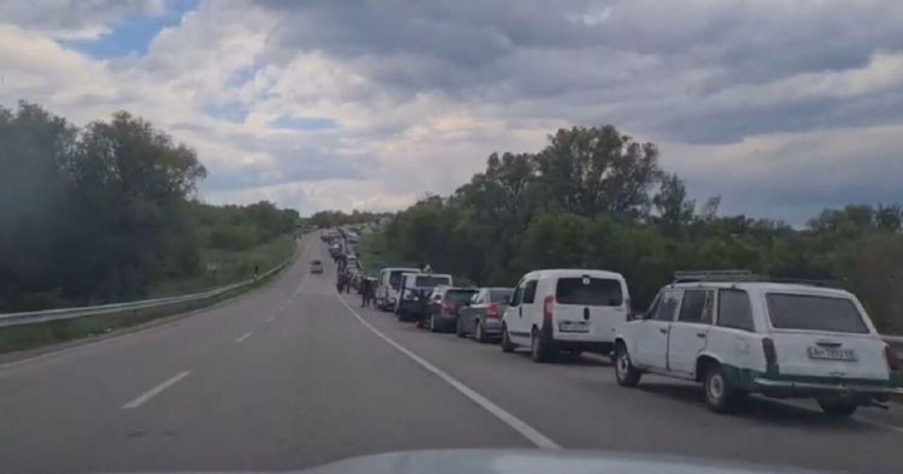 Ждали 3 суток: в Запорожье прорвалась часть машин из заблокированной автоколонны Ждали 3 суток: в Запорожье прорвалась часть машин из заблокированной автоколонны