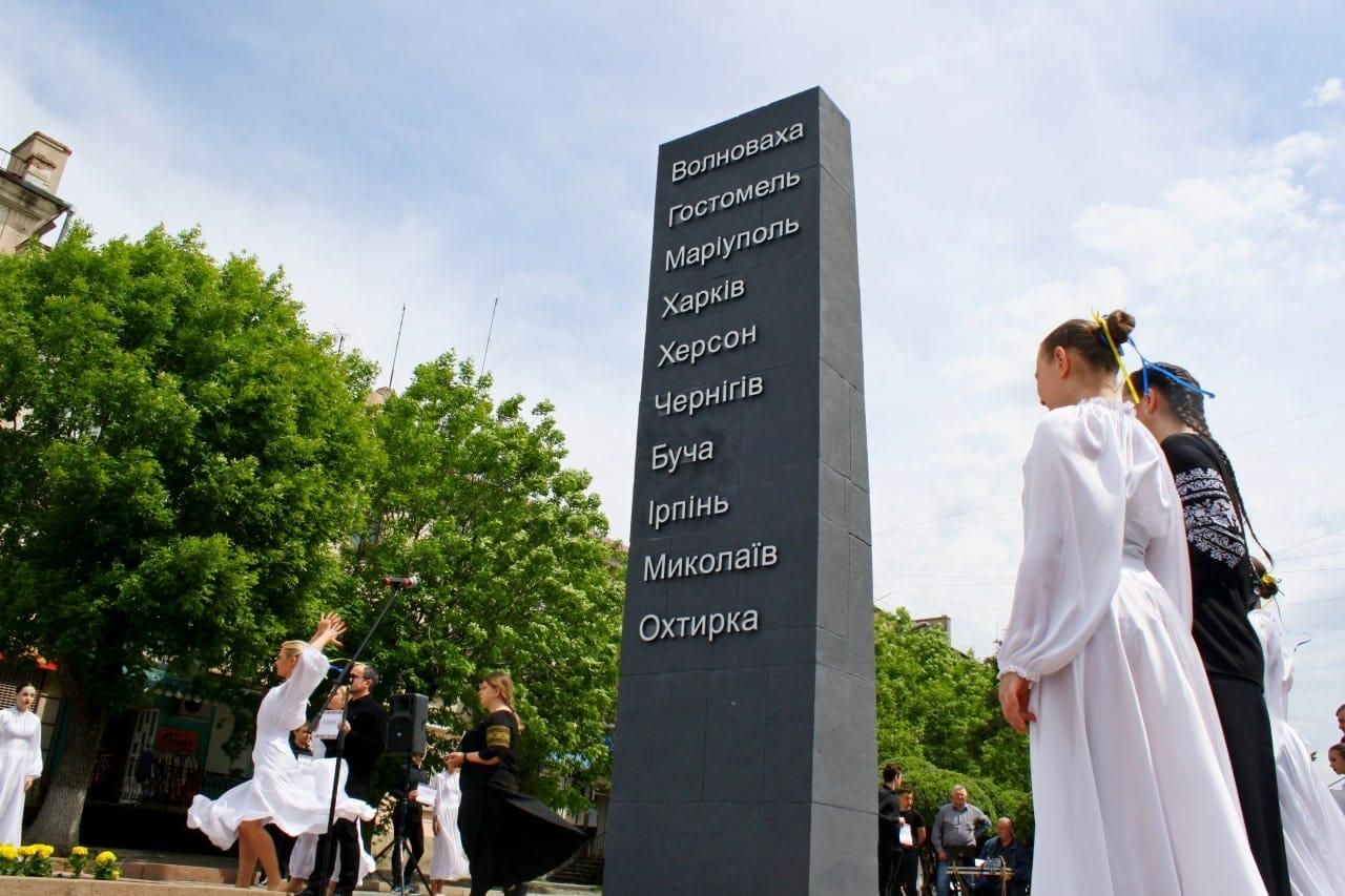 Волноваха, Гостомель, Маріуполь, Буча: у Кам'янці-Подільському відкрили стелу міст-героїв Волноваха, Гостомель, Маріуполь, Буча: у Кам'янці-Подільському відкрили стелу міст-героїв