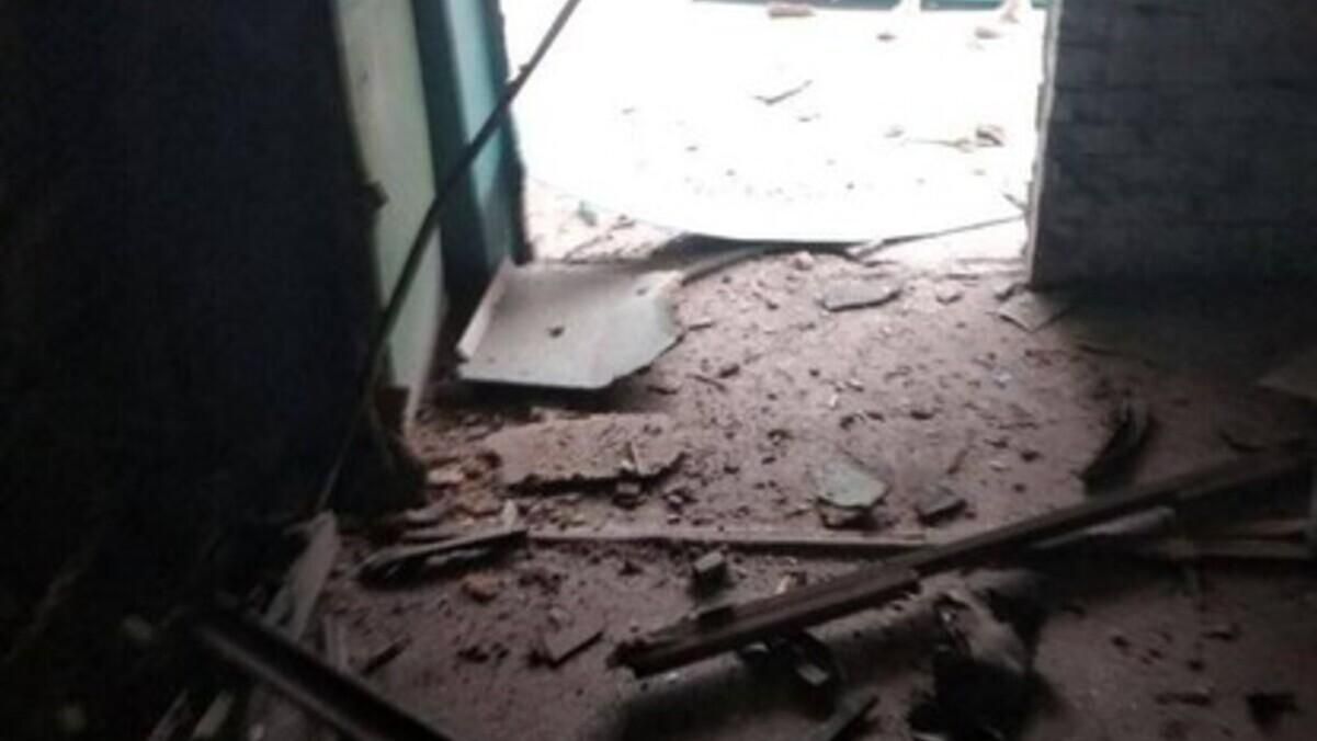 В Энергодаре неизвестные "передали привет" гауляйтеру и взорвали дверь подъезда: он в больнице