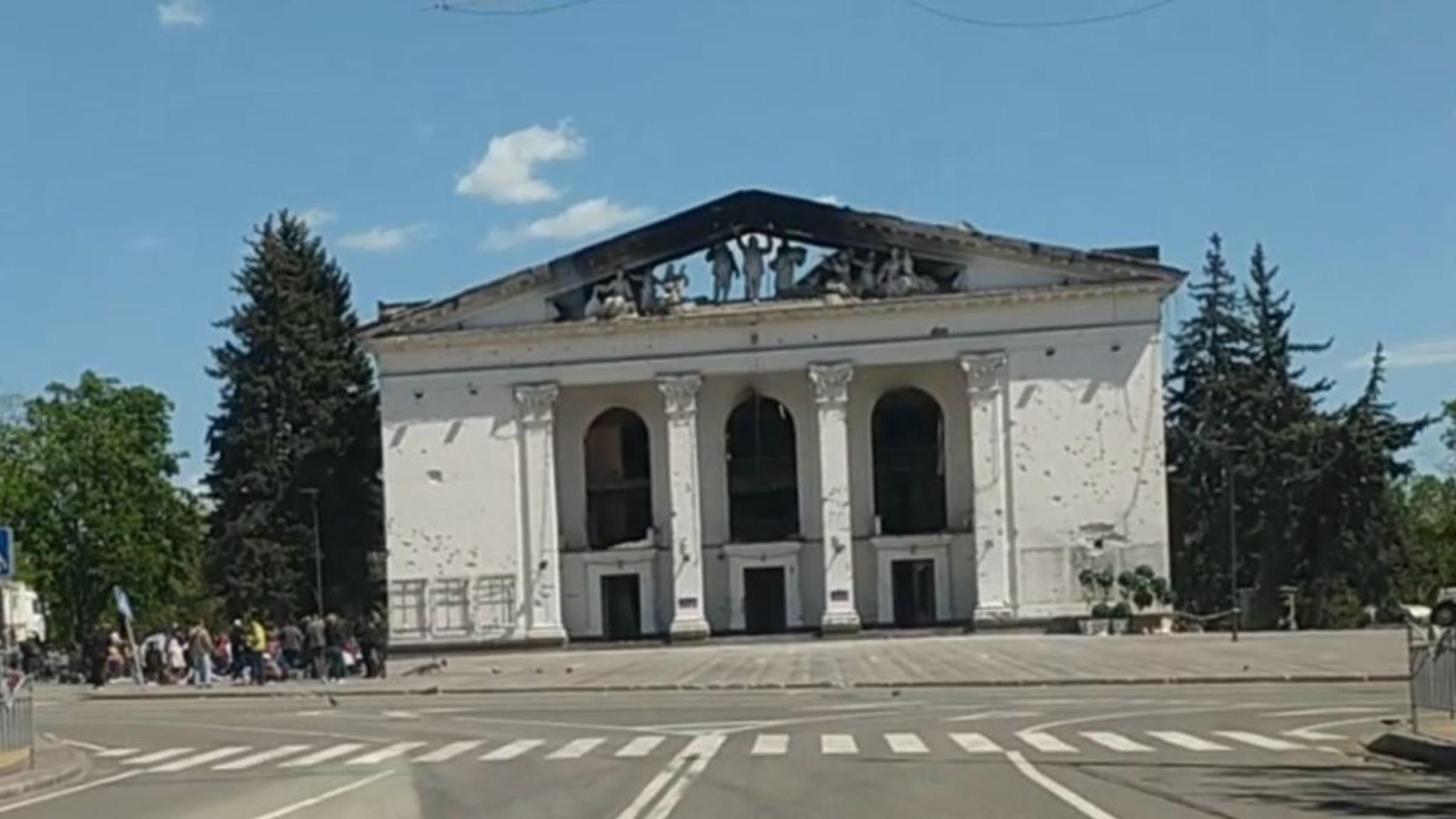 Праздник на костях: оккупанты провели экскурсию внутри Драмтеатра в Мариуполе Праздник на костях: оккупанты провели экскурсию внутри Драмтеатра в Мариуполе