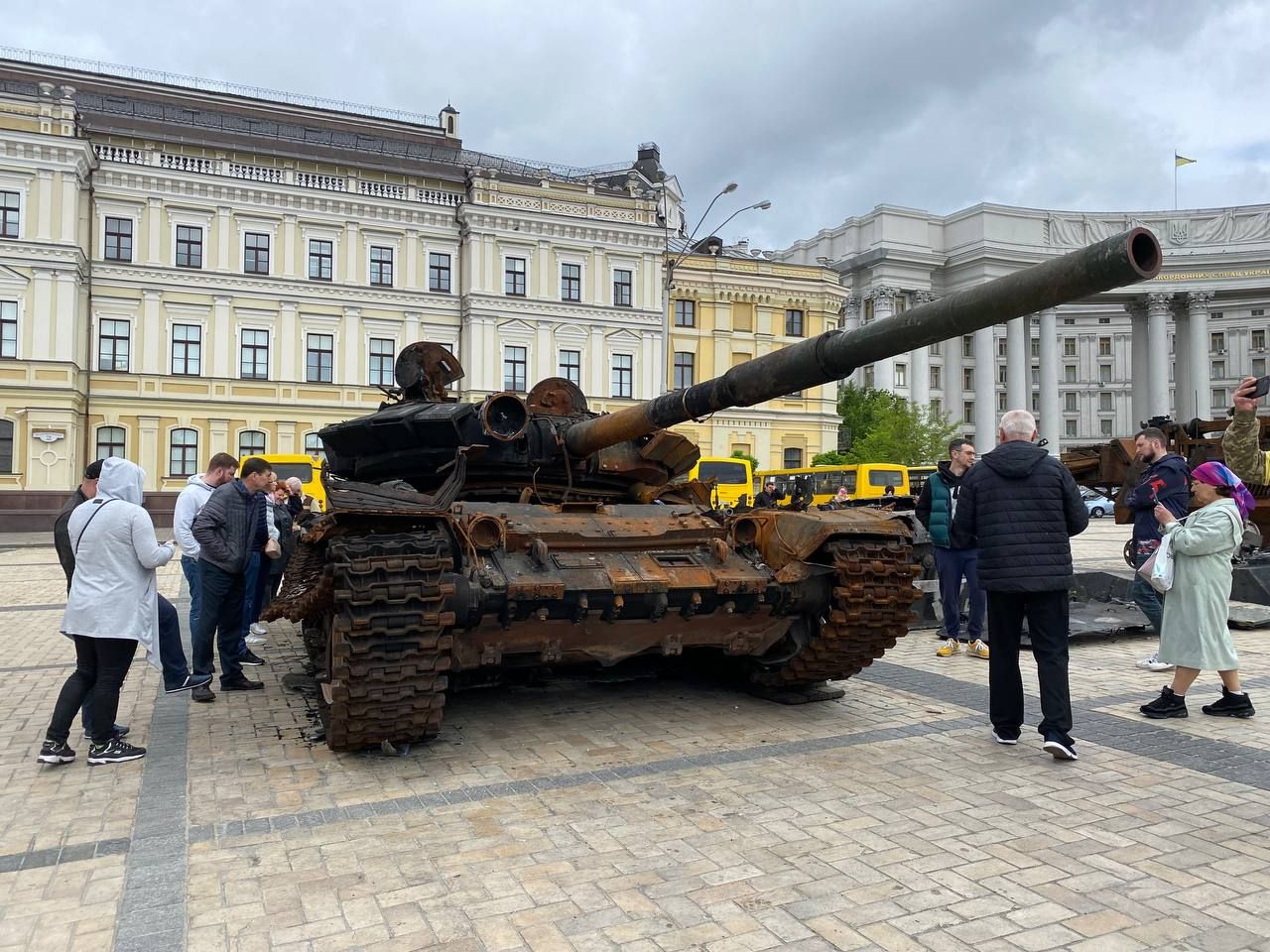 В центре Киева проходит выставка демилитаризованной российской техники В центре Киева проходит выставка демилитаризованной российской техники