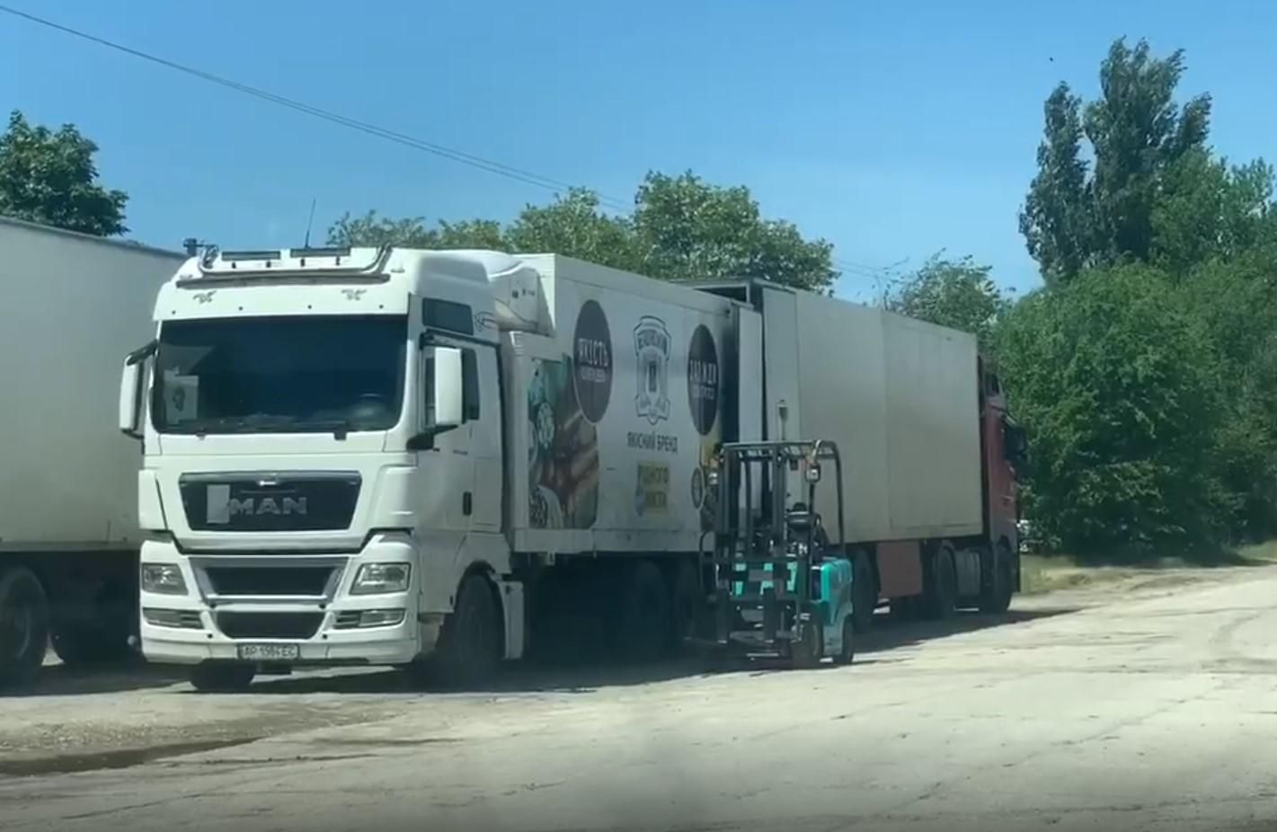 Из краденого грузовика в свой: видео, как оккупанты вывозят в Крым награбленное на Херсонщине Из краденого грузовика в свой: видео, как оккупанты вывозят в Крым награбленное на Херсонщине