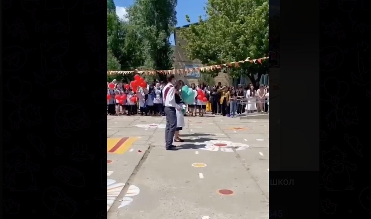 "Свободу Украине, Путин – черт": на последнем звонке в Дагестане высказались против войны "Свободу Украине, Путин – черт": на последнем звонке в Дагестане высказались против войны