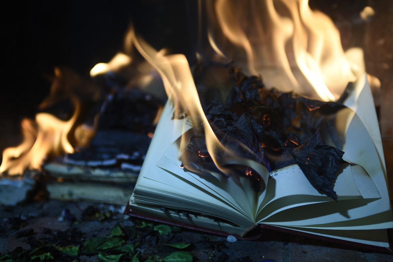 Це нацизм, – посол Великої Британії про те, що росіяни спалюють книжки з історії України Це нацизм, – посол Великої Британії про те, що росіяни спалюють книжки з історії України