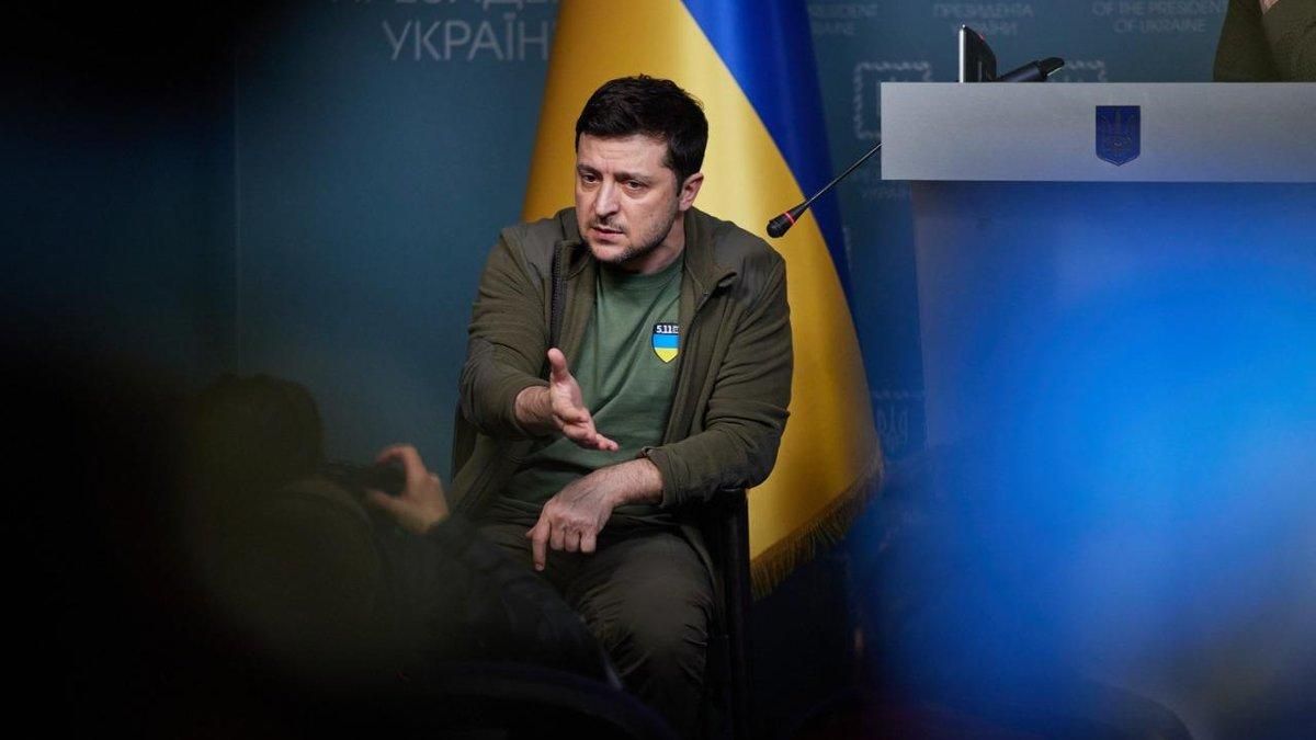 Зеленський жорстко відреагував на петицію та заклики дозволити чоловікам виїзд з країни Зеленський жорстко відреагував на петицію та заклики дозволити чоловікам виїзд з країни