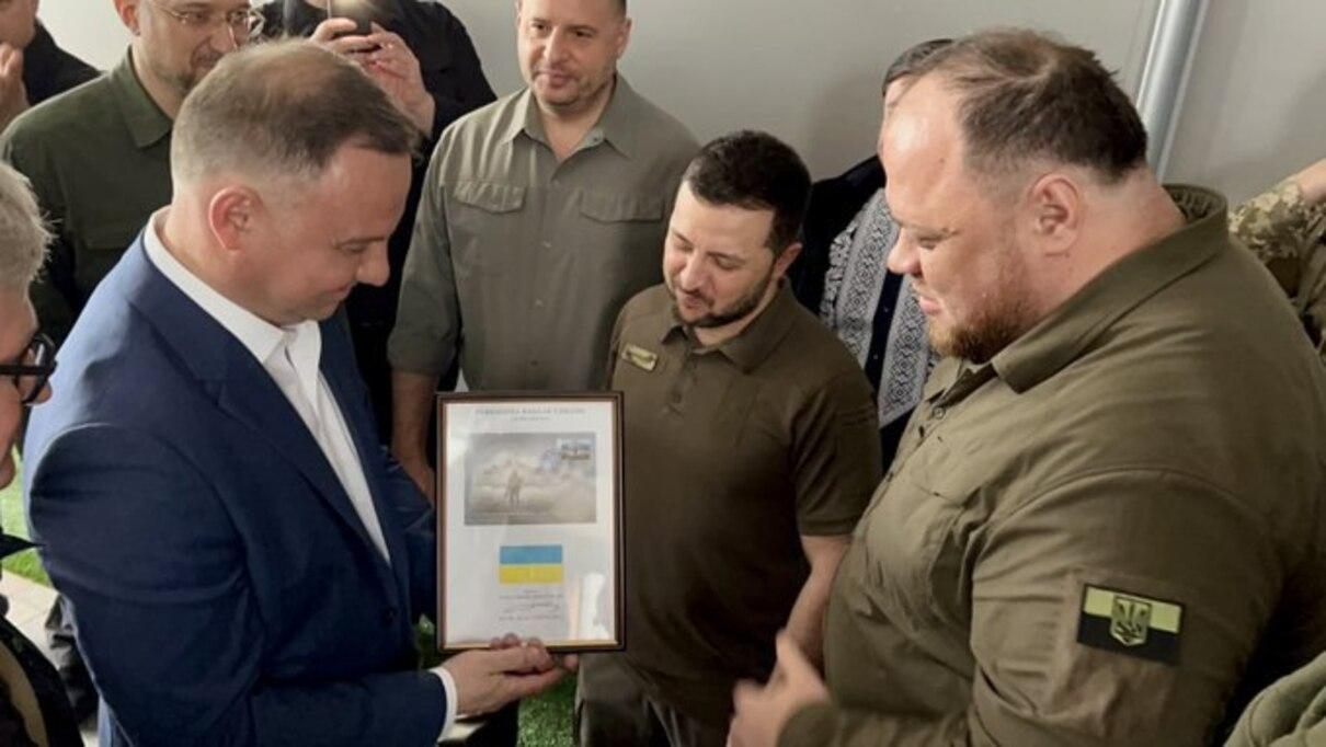 Дуді подарували легендарну марку "Укрпошти" з російським кораблем Дуді подарували легендарну марку "Укрпошти" з російським кораблем