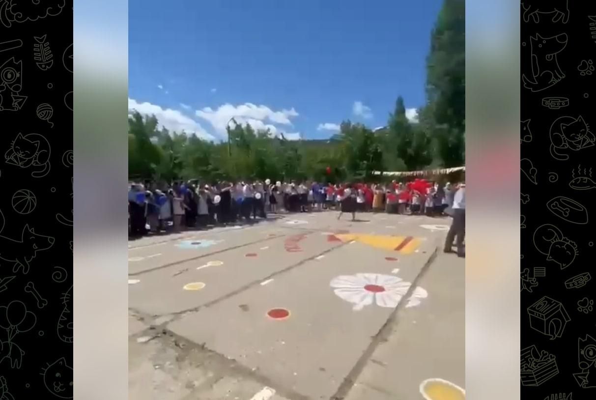 Крикнула "Свободу Україні, Путін чорт" школярку в Дагестані змусили записати відео з вибаченням - 24 Канал Крикнула "Свободу Україні, Путін чорт" школярку в Дагестані змусили записати відео з вибаченням - 24 Канал