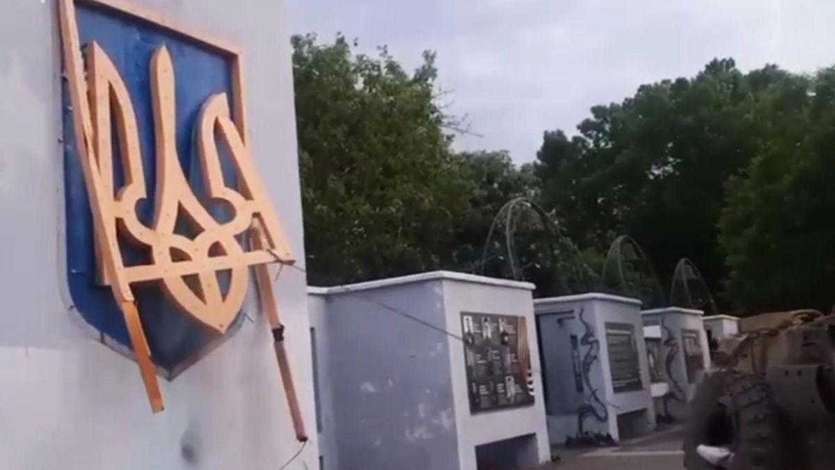 Окупанти з допомогою бронетехніки зірвали герб України в Херсоні: обурливе відео