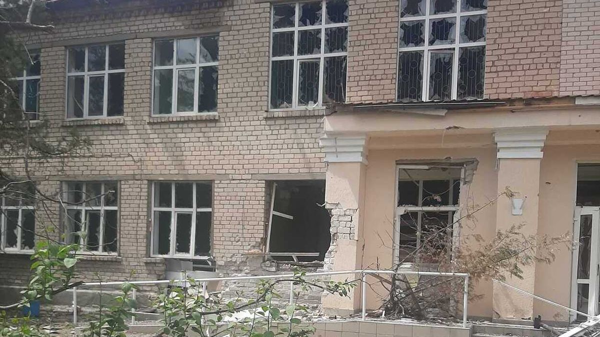 Окупанти розбомбили школу-інтернат на Миколаївщині: жахливі фото наслідків