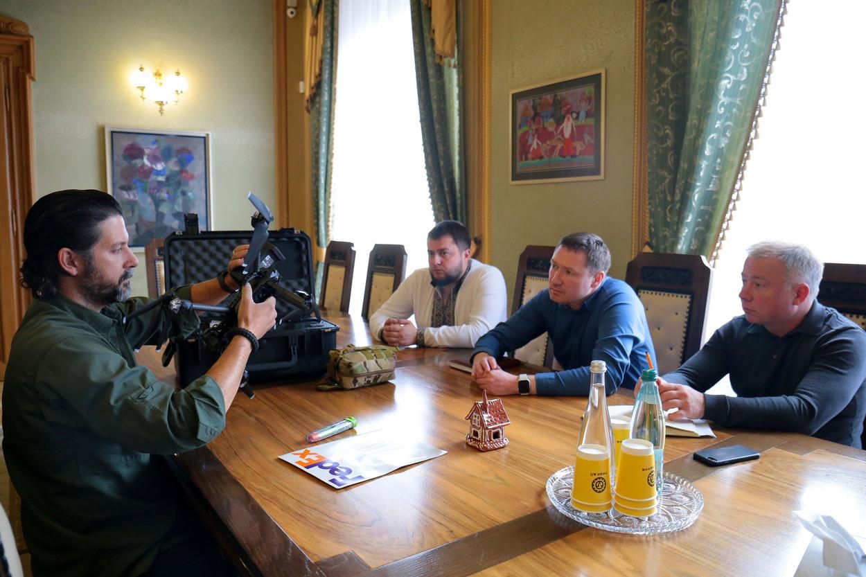 Офицер американской разведки привез во Львов дрон стоимостью в 1 миллион Офицер американской разведки привез во Львов дрон стоимостью в 1 миллион