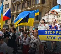 В Праге состоялся парад вышиванок: украинцы благодарили Чехию за помощь