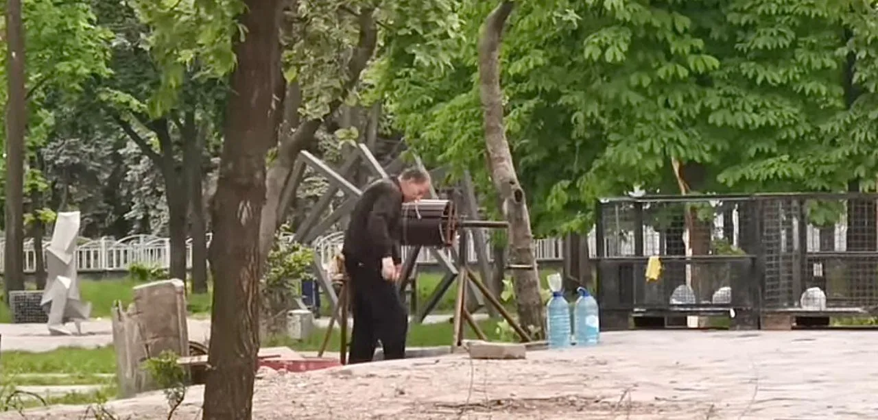 Мариуполь вода импровизированный колодец 23 мая 2022 Мариуполь вода импровизированный колодец 23 мая 2022