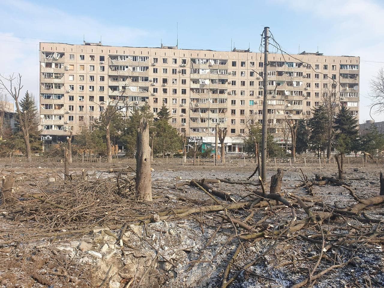 В Мариуполе люди обустраивают колодцы, чтобы найти хоть какую-нибудь воду