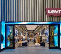 Levi's прекратила поставки и продает свой бизнес в России