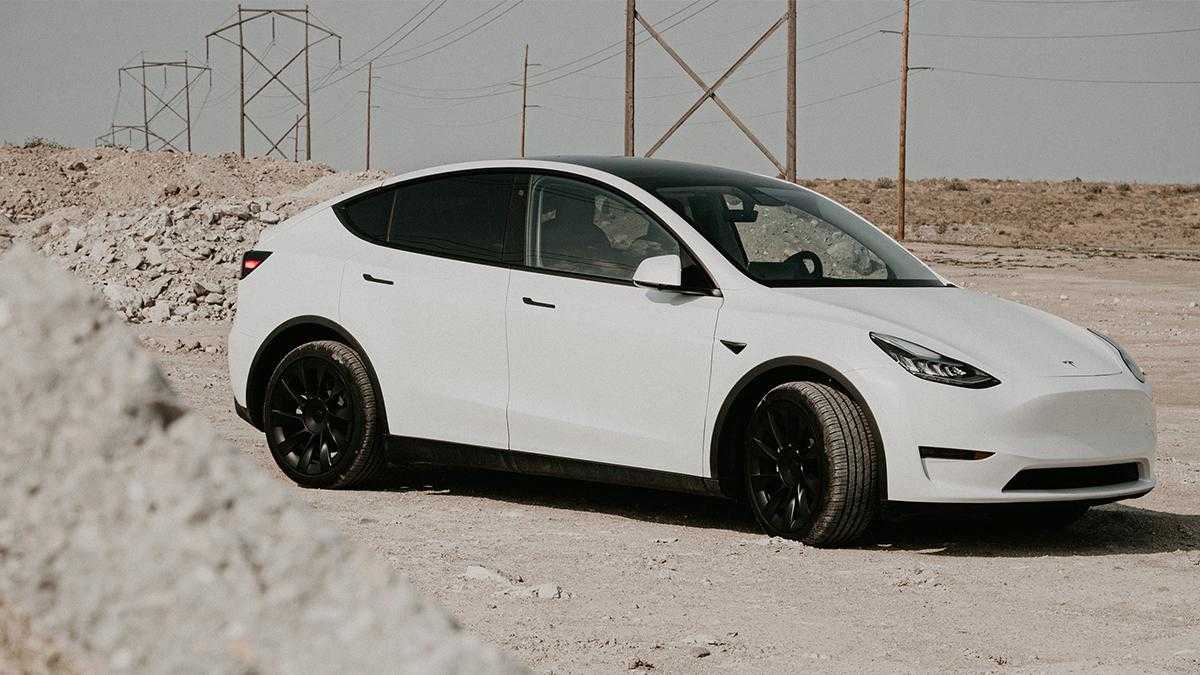 Водитель Tesla оказался в ловушке своего автомобиля, когда он загорелся  прямо посреди улицы - Техно