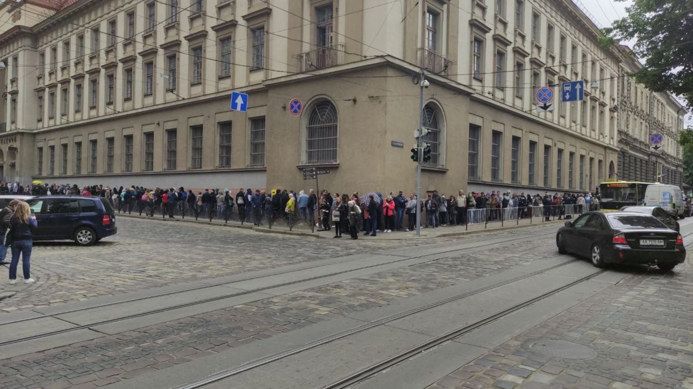 Ажиотаж зашкаливает: в украинских городах безумные очереди за новой маркой "Укрпочты" Ажиотаж зашкаливает: в украинских городах безумные очереди за новой маркой "Укрпочты"