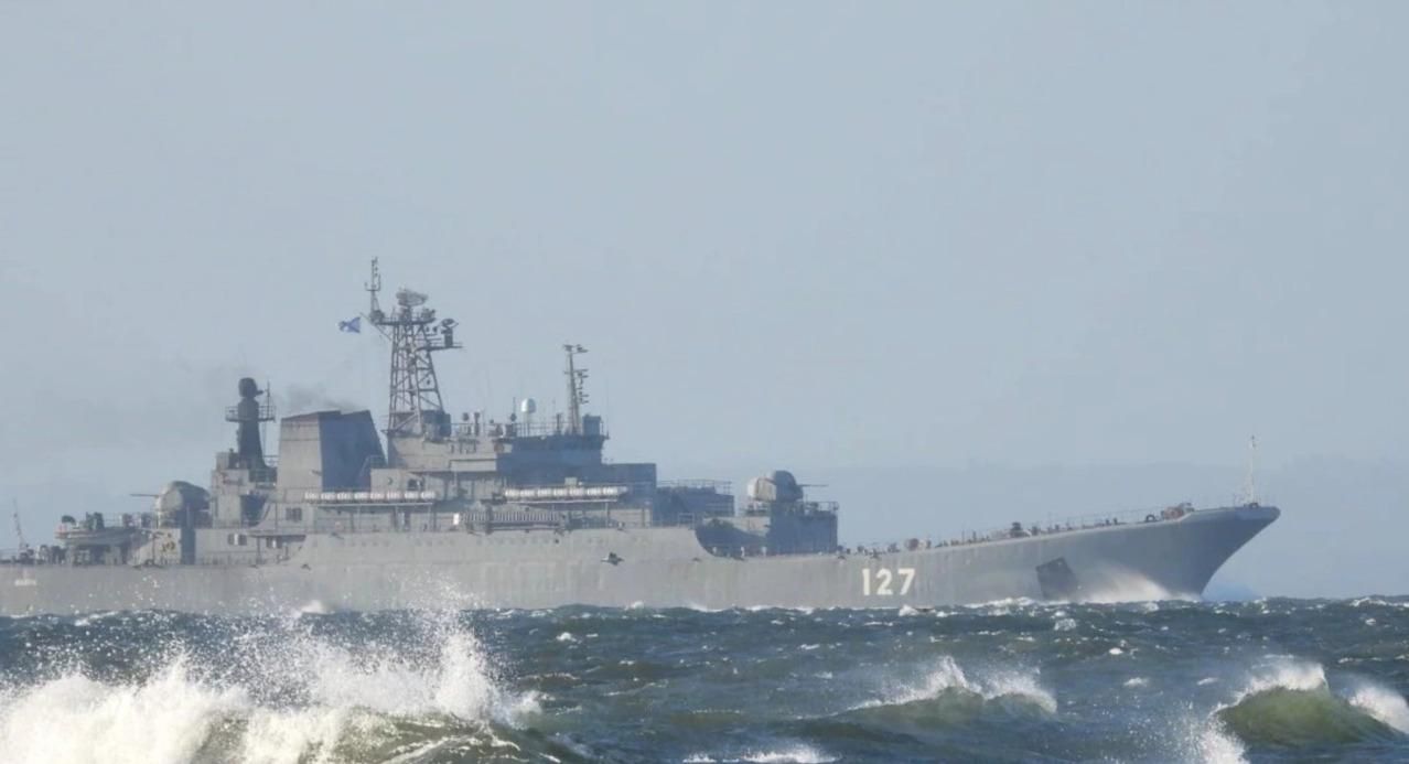 Росіяни тримають кораблі у Чорному морі, але загроза висадка десанту  вже менша